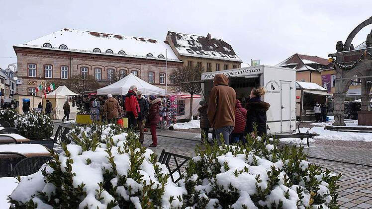 Schnee statt Sonne zum Frühjahrsmarkt. Foto: Gerd Schaar