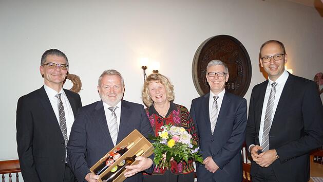 Das Bild zeigt den "frisch gebackenen Rentner" Siegfried Sandner und seine Ehefrau Anita. Mit im Bild Daneben Vorstand J&uuml;rgen Klubertanz, Michael Kaiser, (links, Vorstand) und Rainer Geis, Vorstandssprecher, rechts).  Foto: Beatrix Lieb