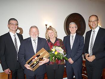 Das Bild zeigt den "frisch gebackenen Rentner" Siegfried Sandner und seine Ehefrau Anita. Mit im Bild Daneben Vorstand Jürgen Klubertanz, Michael Kaiser, (links, Vorstand) und Rainer Geis, Vorstandssprecher, rechts).  Foto: Beatrix Lieb