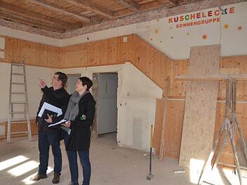 Inmitten der Baustelle im Katholischen Kindergraten Gundelsdorf erörtern Georg Kreul von der Stadt Kronach und Dorothea Dietrich vom Ingenieur-Architekturbüro 3 D Detsch Kronach die Vorgehensweise und den Baufortschritt im denkmalgeschützten Gebäude. K.- H. Hofmann