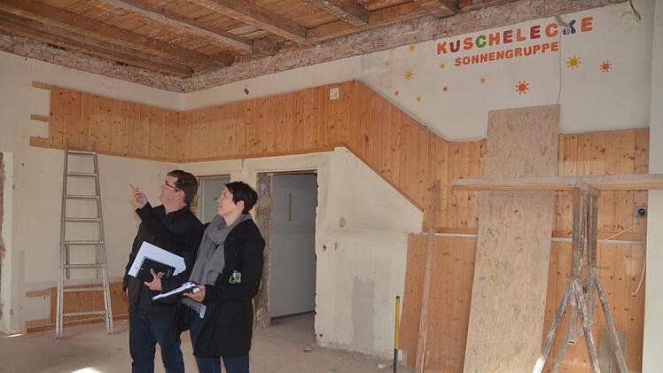 Inmitten der Baustelle im Katholischen Kindergraten Gundelsdorf erörtern Georg Kreul von der Stadt Kronach und Dorothea Dietrich vom Ingenieur-Architekturbüro 3 D Detsch Kronach die Vorgehensweise und den Baufortschritt im denkmalgeschützten Gebäude. K.- H. Hofmann