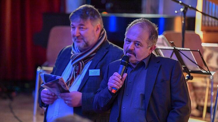 Klaus Stieringer, vom Bamberger Literaturfestival und der Schulleiter des Franz-Ludwig-Gymnasiums Rainer Herzing (rechts) Foto: Ronald Rinklef
