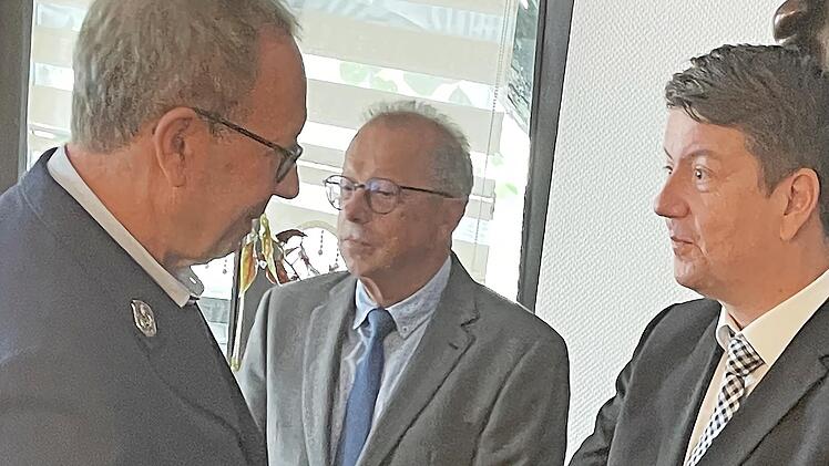 Sandro Kirchner gratuliert Norbert Schiffler zu 40 Jahren aktivem Dienst bei der Feuerwehr.