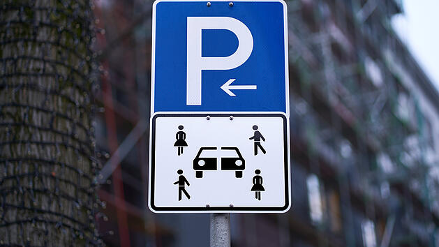 Halbiertes Auto mit vier Figuren: Was bedeutet das Schild eigentlich?