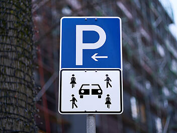 Halbiertes Auto mit vier Figuren: Was bedeutet das Schild eigentlich?