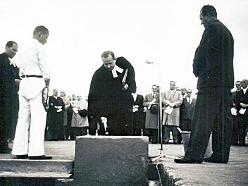 Der damalige Coburger Dekan und spätere Hamburger Bischof Prof. Peter Krusche legte im Jahr 1962 den Grundstein zum Bau der Johanneskirche ganz oben auf der Hut. Quelle: Festschrift "50 Jahre Johanneskirche 1964 - 2014", Coburg, 2014