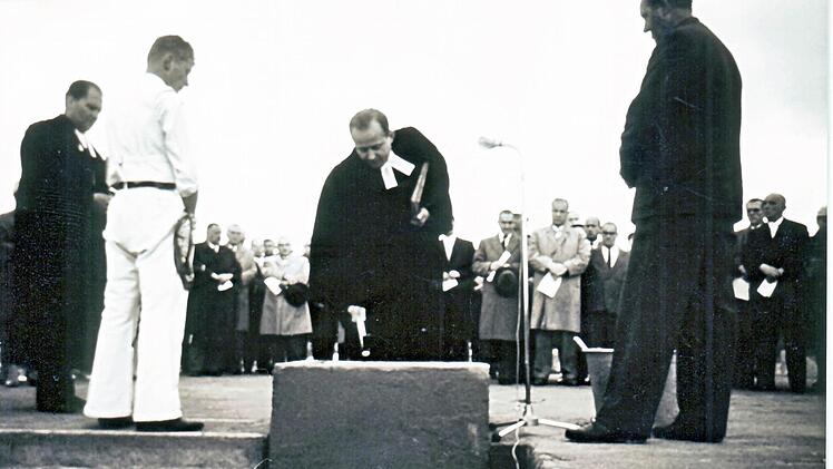 Der damalige Coburger Dekan und spätere Hamburger Bischof Prof. Peter Krusche legte im Jahr 1962 den Grundstein zum Bau der Johanneskirche ganz oben auf der Hut. Quelle: Festschrift "50 Jahre Johanneskirche 1964 - 2014", Coburg, 2014