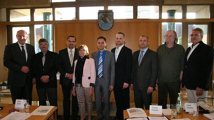 Die "Neuen" in den Reihen des Marktgemeinderates Hirschaid mit Bürgermeister Klaus Homann (links) Foto: Werner Baier