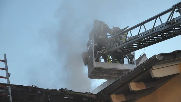 Die Bauweise des Hauses erschwerte die Löscharbeiten in Burgstall. Foto: Roland Meister