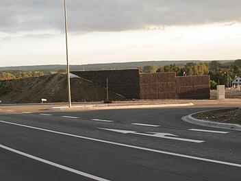 Der Lärmschutzwall des Neubaugebietes "Galgenanger" an der Staatsstraße sorgte bei den letzten Starkregenereignissen mit seinem Oberflächenwasser bei den Hinterliegern für nasse Füße, jetzt will der Marktgemeinderat ein Entwässerungssystem einbauen lassen.
