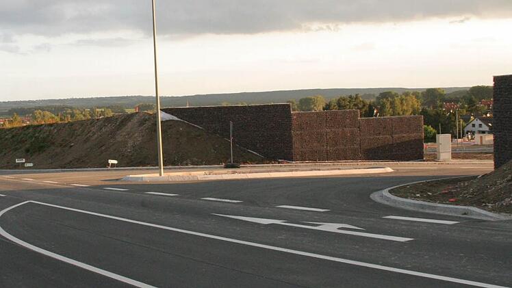 Der Lärmschutzwall des Neubaugebietes "Galgenanger" an der Staatsstraße sorgte bei den letzten Starkregenereignissen mit seinem Oberflächenwasser bei den Hinterliegern für nasse Füße, jetzt will der Marktgemeinderat ein Entwässerungssystem einbauen lassen.
