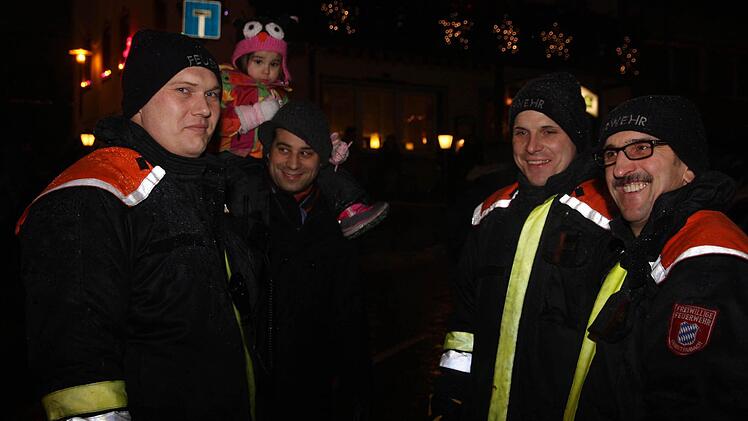 Mirco Reichel (l.) mit Helfern der Feuerwehr Obertrubach. Foto: Franz Galster