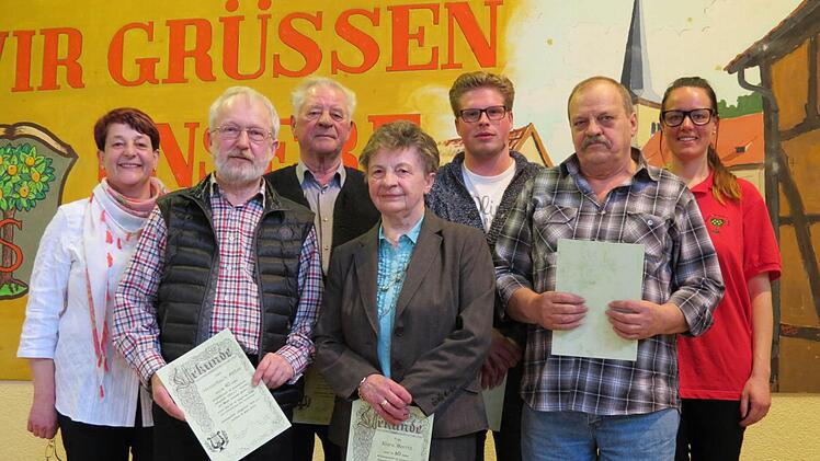 Ehrungen für langjährige Mitgliedschaften beim Gesangverein Sängerlust gab es beim Liedernachmittag. Auf dem Bild sind (von links nach rechts) Vorsitzende Antonia Volkmuth, Anton Hesselbach, Waldemar Keller, Klara Moritz, Johannes Büttner, Willi Volkmuth, Sabrina Seufert (stellvertretende Vorsitzende)  Fotos: Doris Bauer