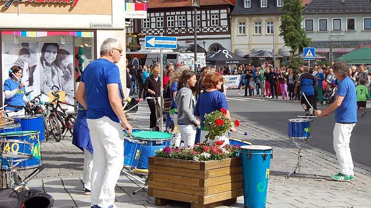 Die Sambagruppe "Paixao" aus Coburg feuerte die Läuferinnen und Läufer im Zieleinlauf an.  Foto: Andreas Welz