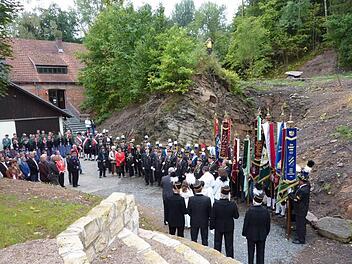 Die Weihe des Steinkohlenbiotops mit ausstreichendem Kohleflöz nahm Pfarrer Hans-Michael Dinkel im Beisein von Diakon Wolfgang Fehn vor. Foto: gf