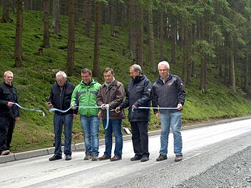Gemeinsam gaben sie die Straße nach Dörnach frei (v. l.): René Ströbel, Walfried und Christian Schmittnägel, Bürgermeister Jens Korn, Thomas Kleylein (HTS) und Robert Bergmann Foto: Susanne Deuerling