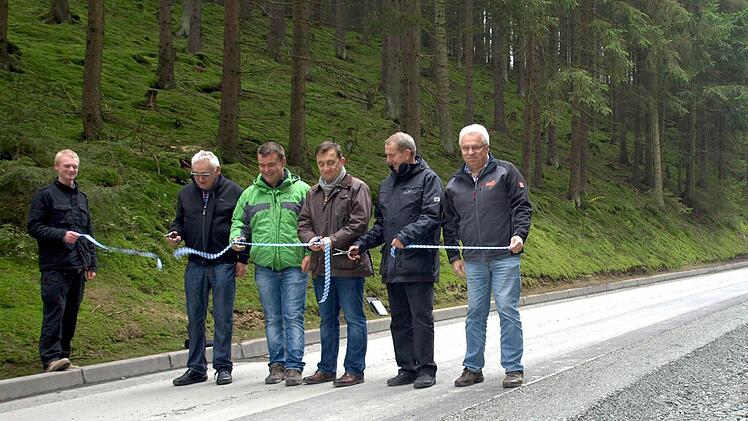Gemeinsam gaben sie die Straße nach Dörnach frei (v. l.): René Ströbel, Walfried und Christian Schmittnägel, Bürgermeister Jens Korn, Thomas Kleylein (HTS) und Robert Bergmann Foto: Susanne Deuerling