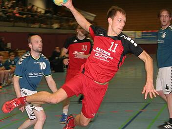 Vor allem auf Grund seiner Schnelligkeit hat sich Seppi Weiß zu einem echten Konterspieler entwickelt. Hier erzielt er mit einem seiner gewaltigen Sprungwürfe das 5:2, insgesamt traf er dreimal.