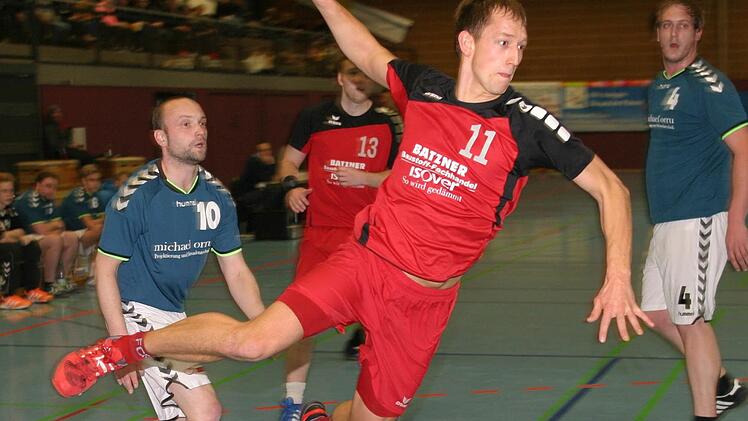 Vor allem auf Grund seiner Schnelligkeit hat sich Seppi Weiß zu einem echten Konterspieler entwickelt. Hier erzielt er mit einem seiner gewaltigen Sprungwürfe das 5:2, insgesamt traf er dreimal.