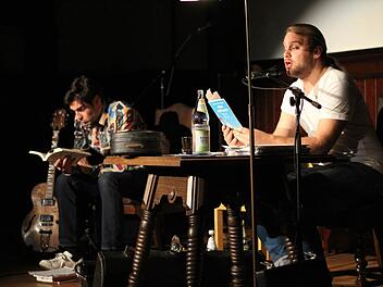 Guto Brinholi (links) und Andreas Martin Hofmeir sind "Kein Aufwand". Zum zweiten Mal begeisterten sie die Zuhörer im historischen Rathaus. Foto: Mariell Dörrschmidt