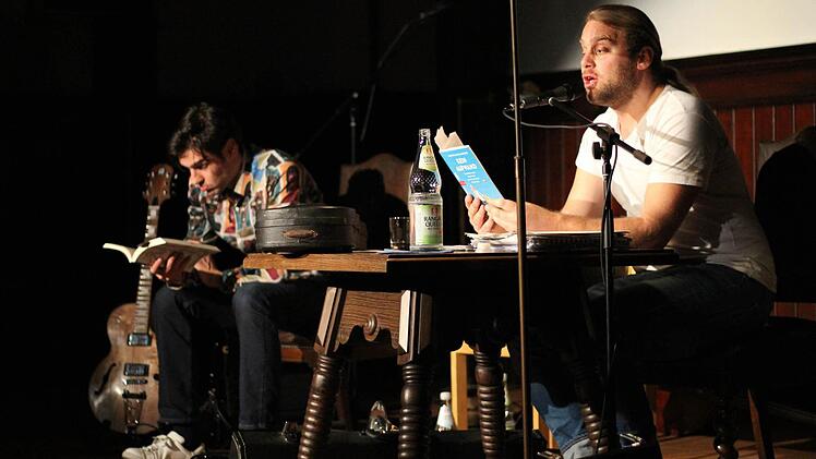 Guto Brinholi (links) und Andreas Martin Hofmeir sind "Kein Aufwand". Zum zweiten Mal begeisterten sie die Zuhörer im historischen Rathaus. Foto: Mariell Dörrschmidt