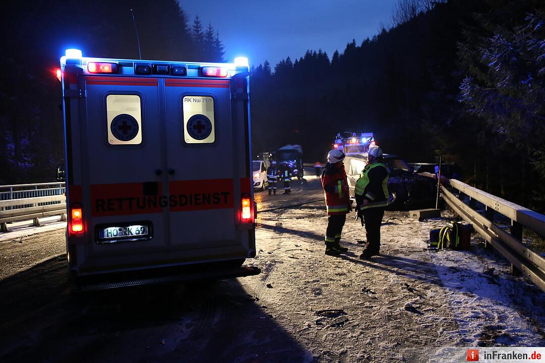 Drei Verletzte bei Unfall auf ploetzlich winterglatten Bundesstrasse