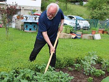 Jupp Schröder bei der Gartenarbeit. Foto: Barbara Herbst
