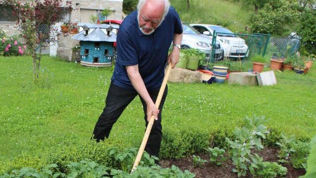 Jupp Schröder bei der Gartenarbeit. Foto: Barbara Herbst