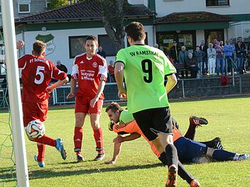 Das ist die Entscheidung: Marco Weber (Bildmitte, verdeckt) trifft zum 3:0 für den SV Ramsthal gegen FTS-Keeper Sven Herder. Foto: ssp