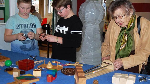 Spielen verbindet Alt und Jung: Senioren-Beir&auml;tin Christa N&uuml;rnberger mit Jugendlichen bei den Geschicklichkeitsspielen.  Foto: Sigismund von Dobsch&uuml;tz