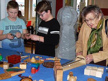 Spielen verbindet Alt und Jung: Senioren-Beirätin Christa Nürnberger mit Jugendlichen bei den Geschicklichkeitsspielen.  Foto: Sigismund von Dobschütz