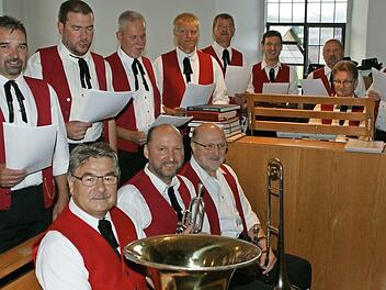 Mariensingen boten die Gesangsgruppe und die Bläsergruppe des Volkstrachtenvereins "Zechgemeinschaft" Neukenroth auf der Empore in der Pfarrkirche in Neukenroth. Foto: Joachim Beez