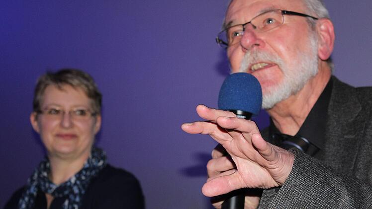 Eindringliche Momente konnte die Podiumsdiskussion vorweisen. So wie hier, während der international anerkannte Spezialist für Depressionen,Manfred Wolfersdorf, auf Chancen bei der Behandlung verwies. Im Hintergrund zu sehen: Sabine Feuerbach-Heim, Leiterin einer Kontaktstelle für Betroffene.