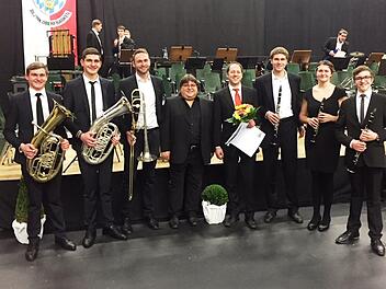 Die Musiker vom "Büddl Express" beim Konzert des Bezirksauswahlorchesters in Strullendorf (von links): Lukas, Florian und Sebastian Neubauer, die Dirigenten Michael Botlik und Edmund Rolle sowie Georg, Sarah und Samuel Neubauer (es fehlen Dominik Richter und Josua Wicklein).Heike Schülein