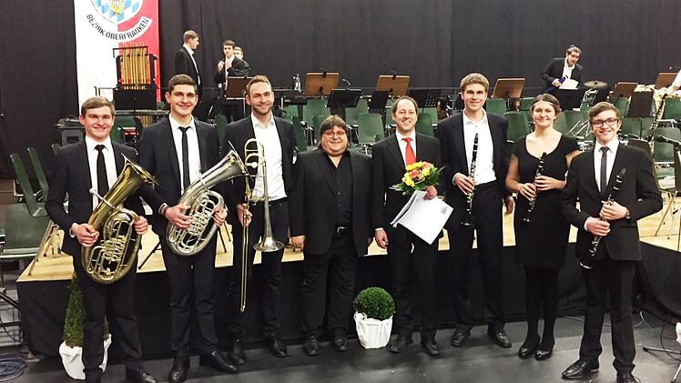 Die Musiker vom "Büddl Express" beim Konzert des Bezirksauswahlorchesters in Strullendorf (von links): Lukas, Florian und Sebastian Neubauer, die Dirigenten Michael Botlik und Edmund Rolle sowie Georg, Sarah und Samuel Neubauer (es fehlen Dominik Richter und Josua Wicklein).Heike Schülein