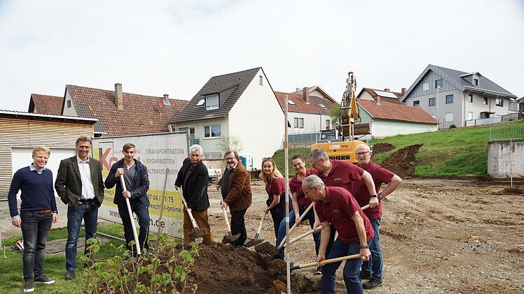 Mit dem Spatenstich gehen die Arbeiten auch gleich los. Foto: Arkadius Guzy