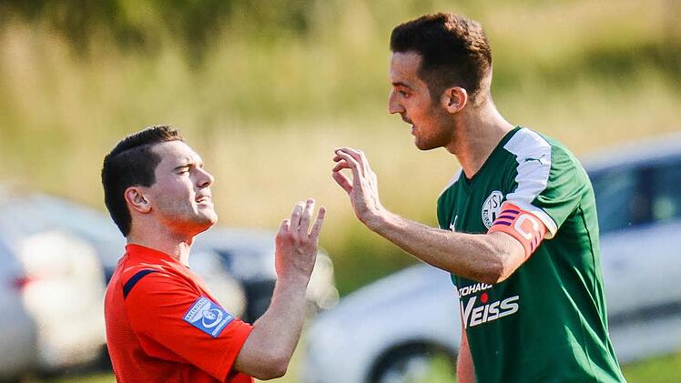 Eine klare Ansprache auf dem Platz ist ein Muss für Roman Potemkin. Der Schiedsrichter scheut die Diskussion mit den Spielern nicht, macht dabei aber stets unmissverständlich klar, wer "Chef im Ring" ist. Ab der neuen Saison wird der für den SV Friesen agierende Unparteiische in der 2. Bundesliga eingesetzt. Foto: Archiv