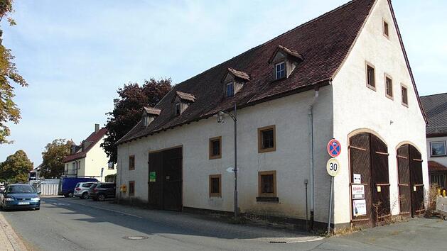 Die Scheune in der Friedhofstraße wird abgerissen und  der dann entstehende Platz neu gestaltet. Foto: Petra Malbrich