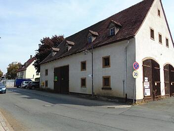 Die Scheune in der Friedhofstraße wird abgerissen und  der dann entstehende Platz neu gestaltet. Foto: Petra Malbrich