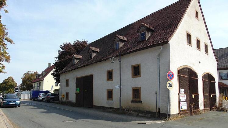 Die Scheune in der Friedhofstraße wird abgerissen und  der dann entstehende Platz neu gestaltet. Foto: Petra Malbrich