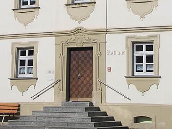 Speziell im Erdgeschoss des Rathauses sind die Mitarbeiter mit dem Heizsystem sehr unzufrieden.   Foto: Evi Seeger (Archiv)