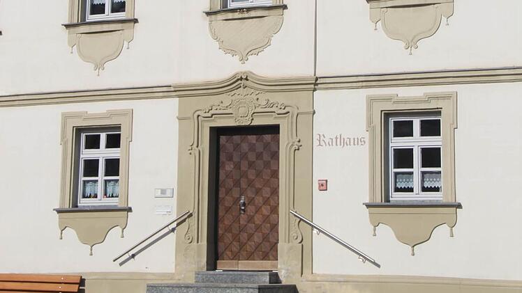 Speziell im Erdgeschoss des Rathauses sind die Mitarbeiter mit dem Heizsystem sehr unzufrieden.   Foto: Evi Seeger (Archiv)