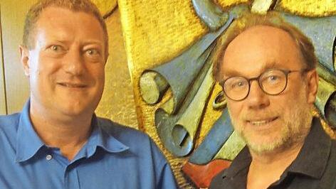 Mit einem Anerkennungspräsent bedankte sich Bürgermeister Michael Keilich bei Bernd Lauterbach (rechts) für dessen konstruktive Mitarbeit im Sonnefelder Gemeinderat.