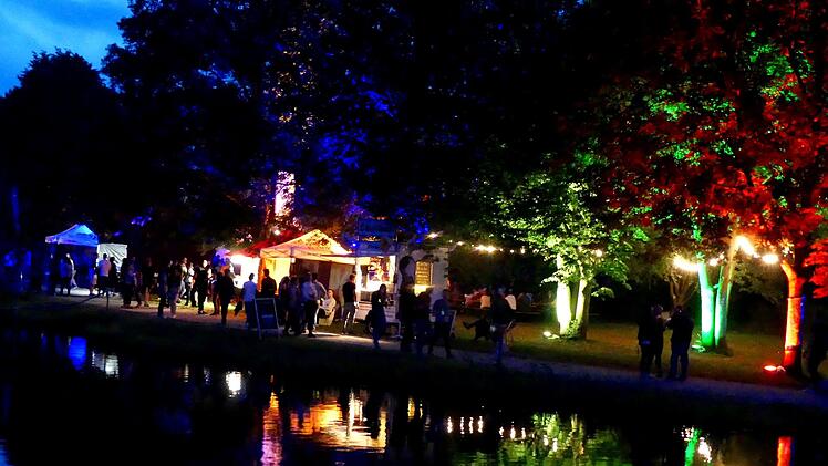 Party bei der Nacht am See. Foto: Dieter Hübner