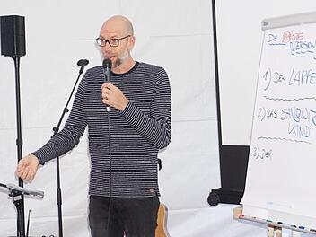 In der  Zeiträume-Veranstaltung in Haselbach sprach Daniel Harter über Dankbarkeit und die  Frage, wie ein Mensch die beste Version seiner selbst werden kann. Foto: Marion Eckert