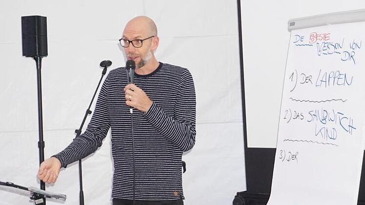 In der  Zeiträume-Veranstaltung in Haselbach sprach Daniel Harter über Dankbarkeit und die  Frage, wie ein Mensch die beste Version seiner selbst werden kann. Foto: Marion Eckert