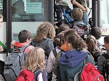 Viel Kinder in einem Bus, zu Coronazeiten keine optimale Transportmöglichkeit. Daher werden die Linien verstärkt.  Foto: Jan Potente