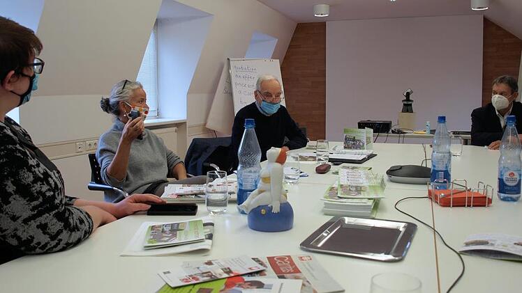 Die Akteure an einem Tisch: Investor Rainer Kober (Zweiter von rechts),  der Markt Steinwiesen mit Bürgermeister Gerhard Wunder (rechts) und Janet  Januszewski vom Caritasverband (links)