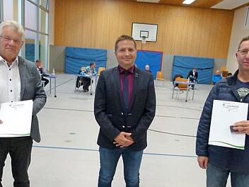 Bei der Gemeinderatssitzung fand auch die Ehrung von zwei Blutspendern statt (von links): Hans Frieß, Bürgermeister Karl Kolb, Markus Wieschollek.