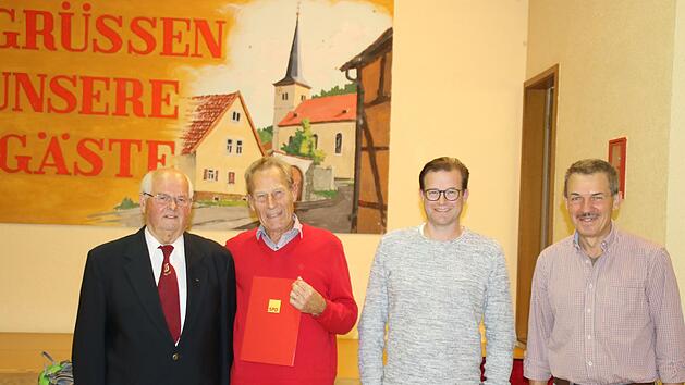 F&uuml;r 50 Jahre SPD-Mitgliedschaft bedankten sich Ernst Hartl (links), Michael Hesselbach, Norbert Schaub (2. von rechts) und Ludwig Edelmann (rechts) bei Michael Hesselbach (2. von links).Foto: Hilmar Ruppert